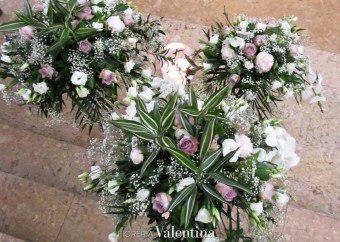 Orchidee bianche, gypsophila, lisianthus e rose lavanda