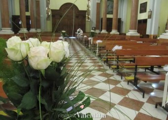 L’intimità,il calore delle candele e l’eleganza della gypsophila con le rose wedding